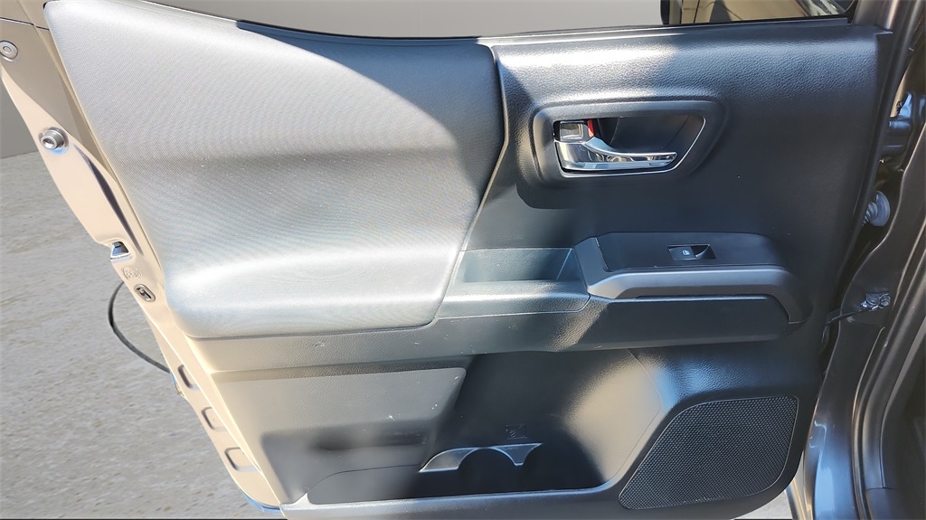 Vehicle image 29 of 38