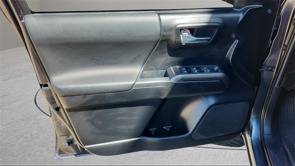 Vehicle image 27 of 38