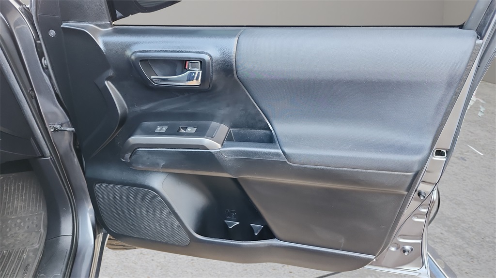 Vehicle image 32 of 38