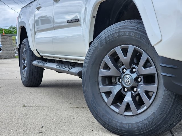 Vehicle image 21 of 28