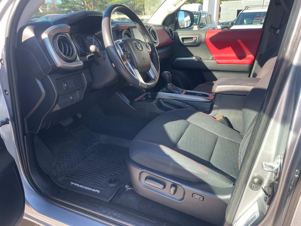 Vehicle image 20 of 34