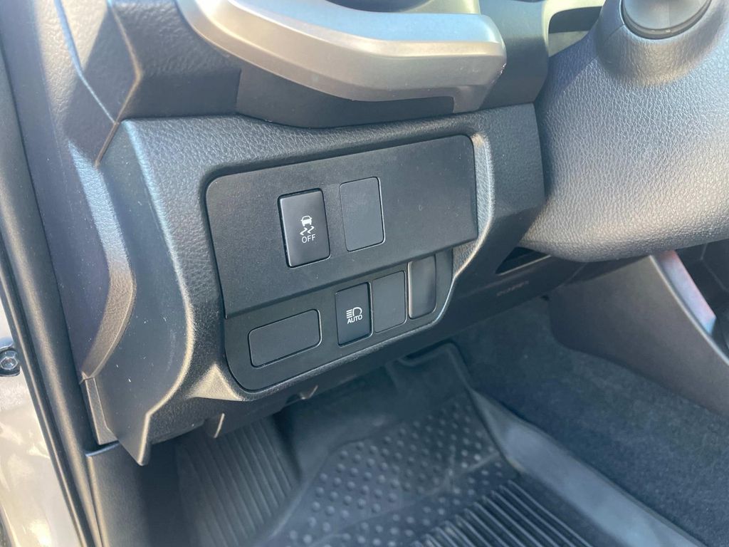 Vehicle image 23 of 34