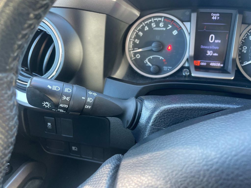 Vehicle image 33 of 34