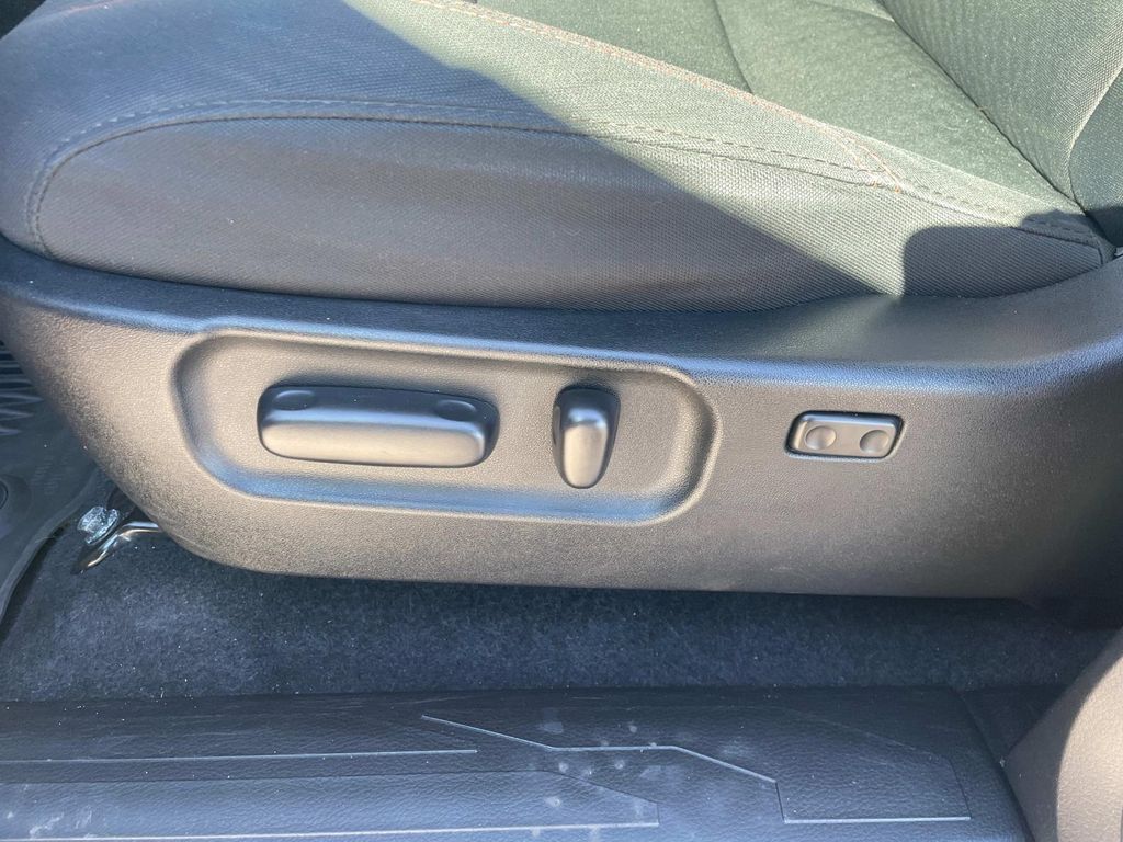 Vehicle image 21 of 34