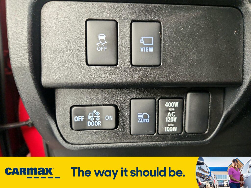 Vehicle image 17 of 30