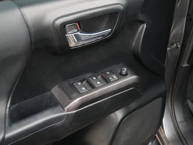 Vehicle image 19 of 25
