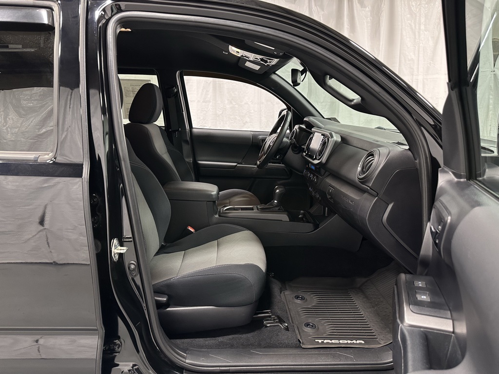 Vehicle image 46 of 52
