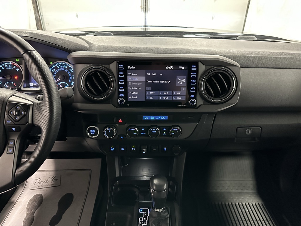 Vehicle image 25 of 52