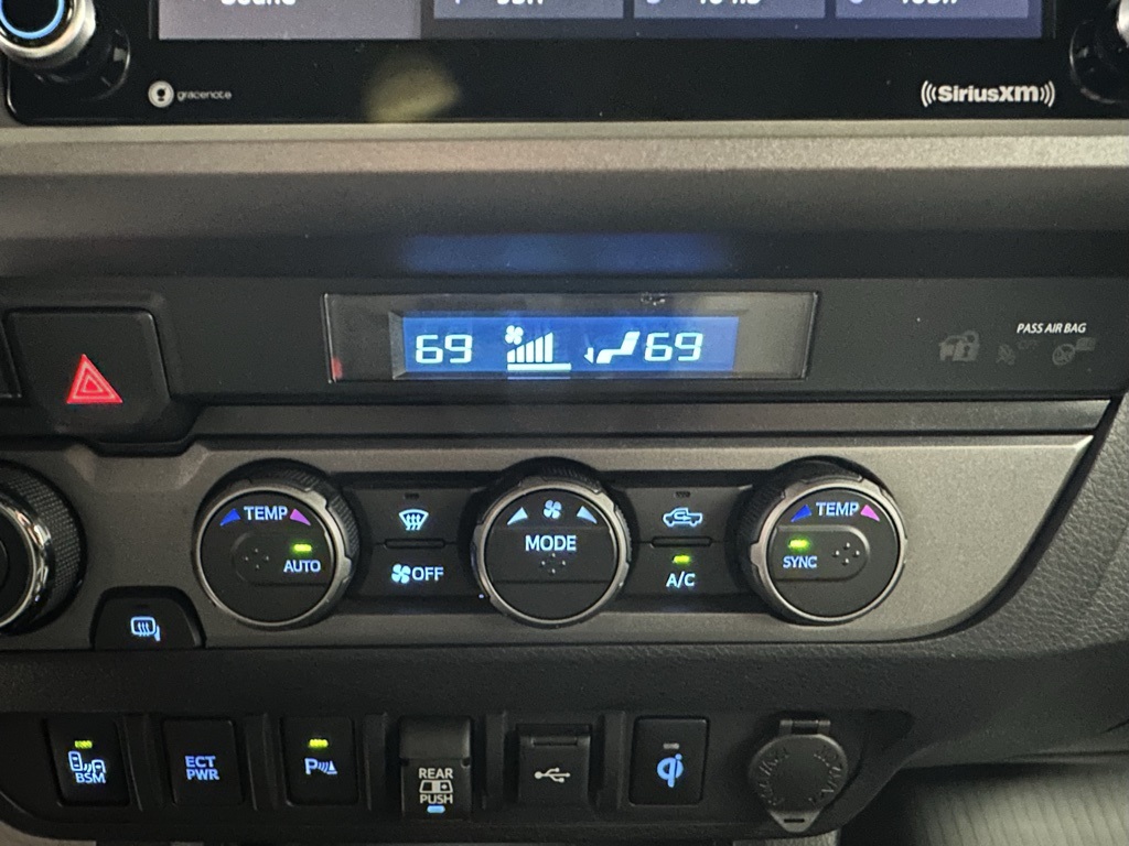 Vehicle image 29 of 52