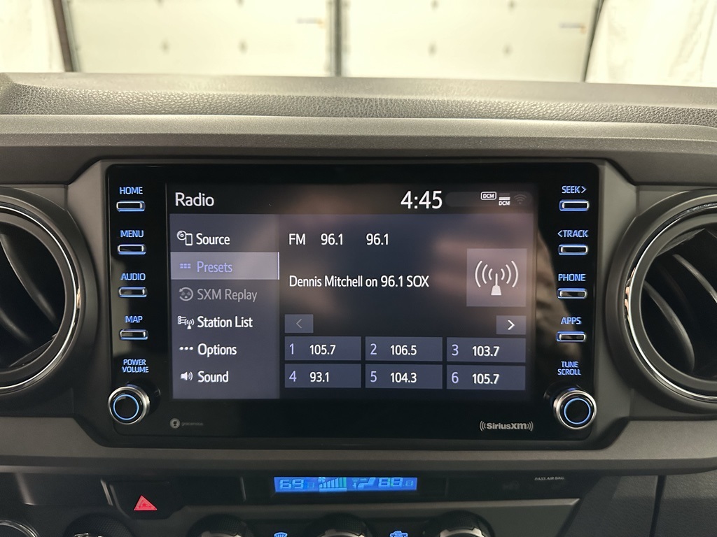 Vehicle image 26 of 52
