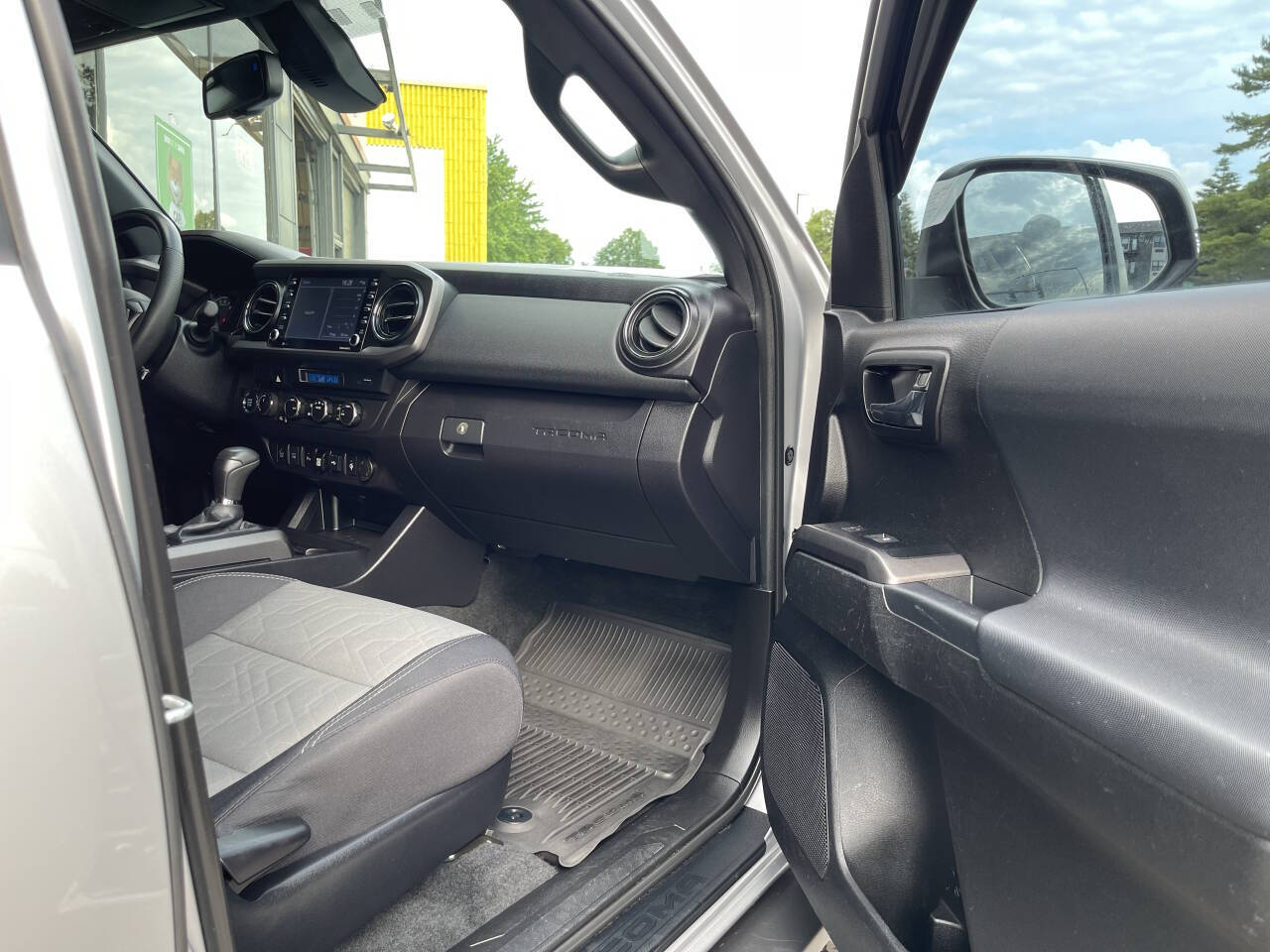 Vehicle image 32 of 38