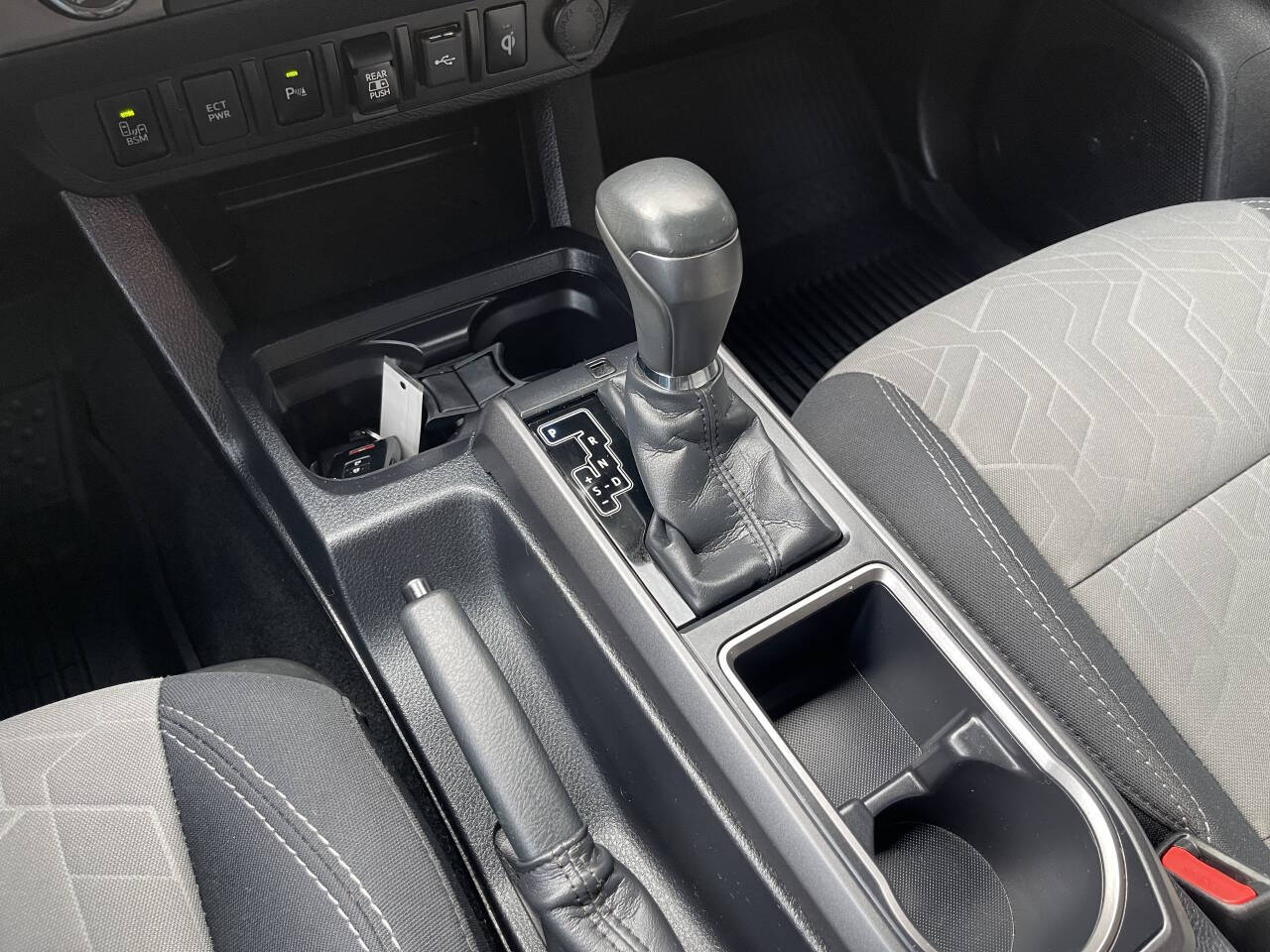 Vehicle image 27 of 38