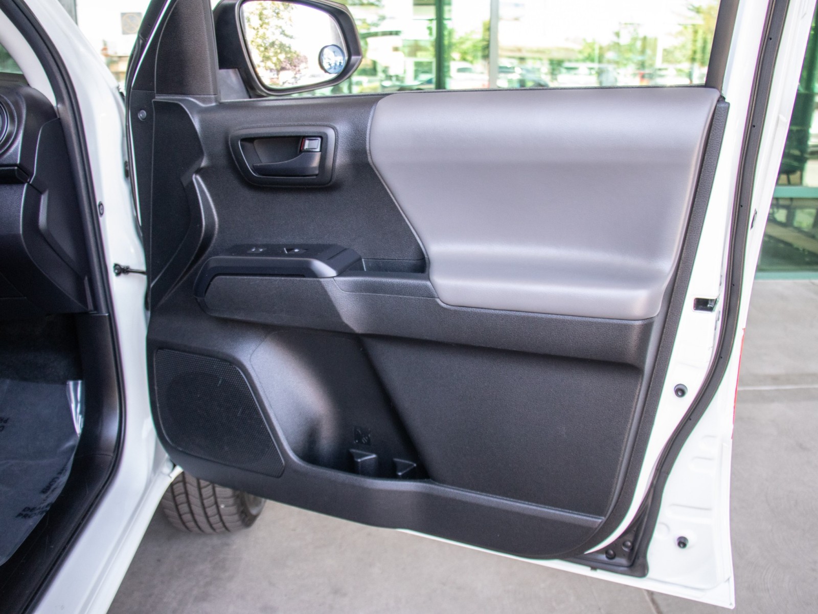Vehicle image 11 of 18