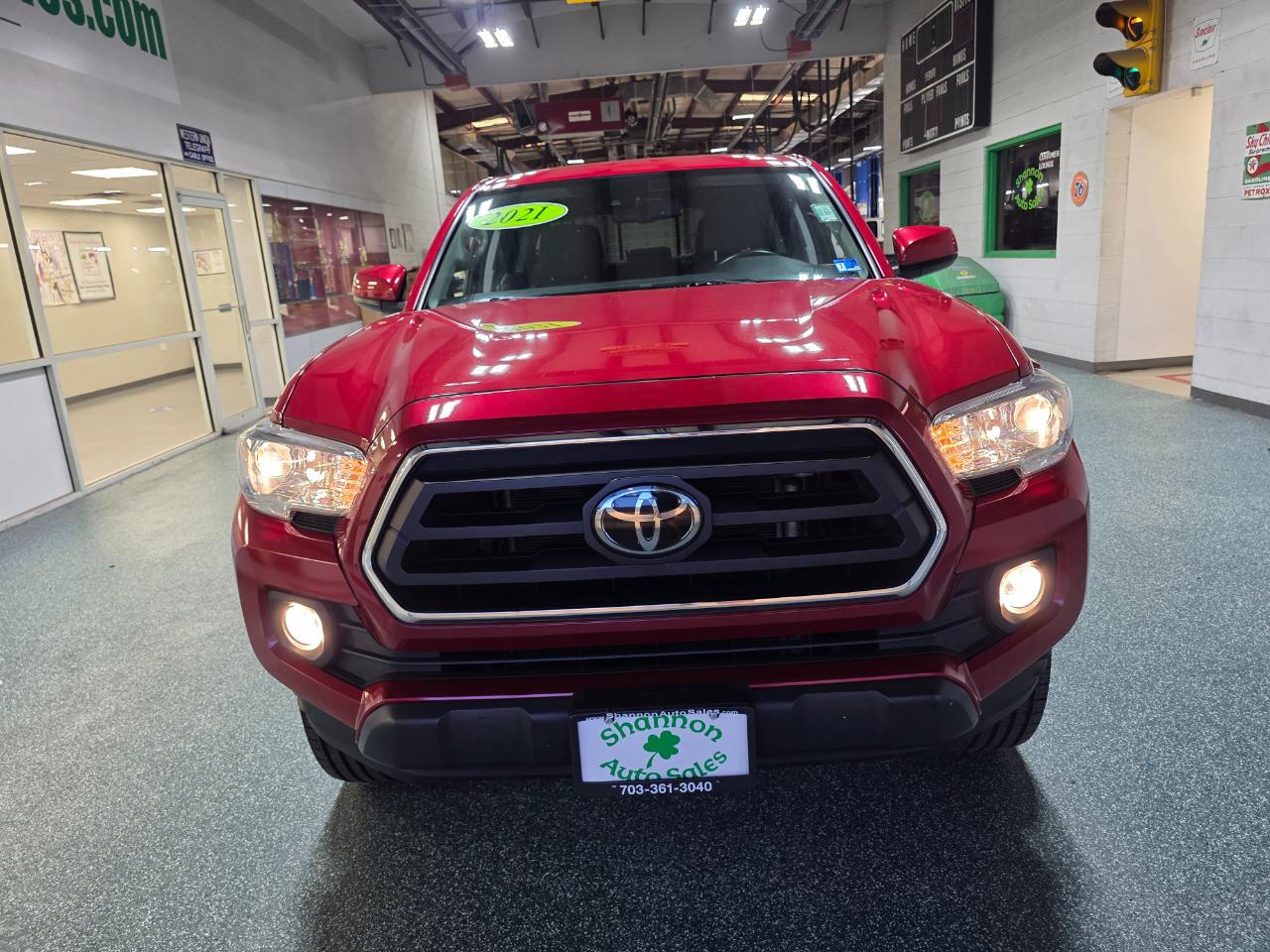 2021 Toyota Tacoma SR5 Image 2 of 40