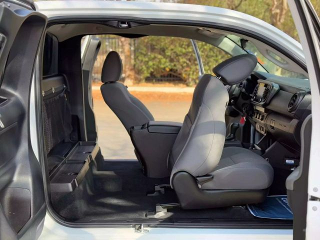 Vehicle image 23 of 33