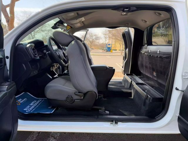 Vehicle image 25 of 33