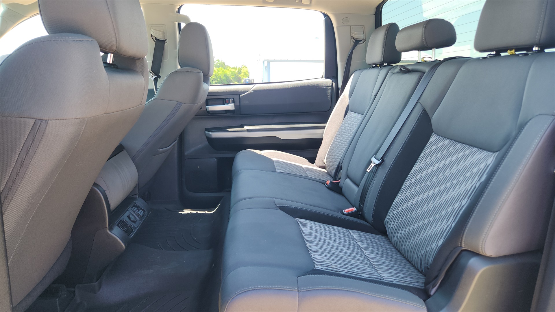 Vehicle image 15 of 31