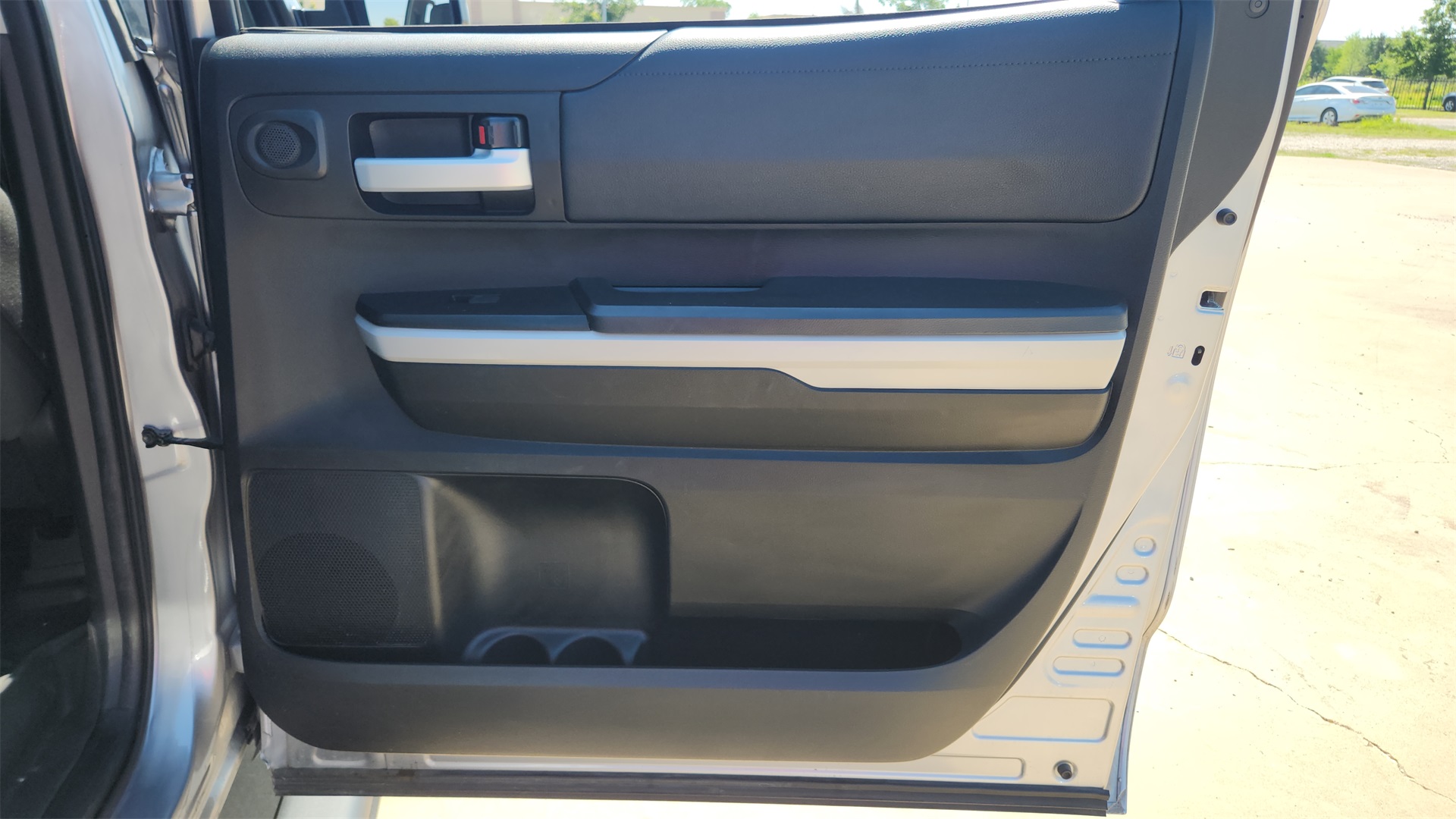 Vehicle image 21 of 31