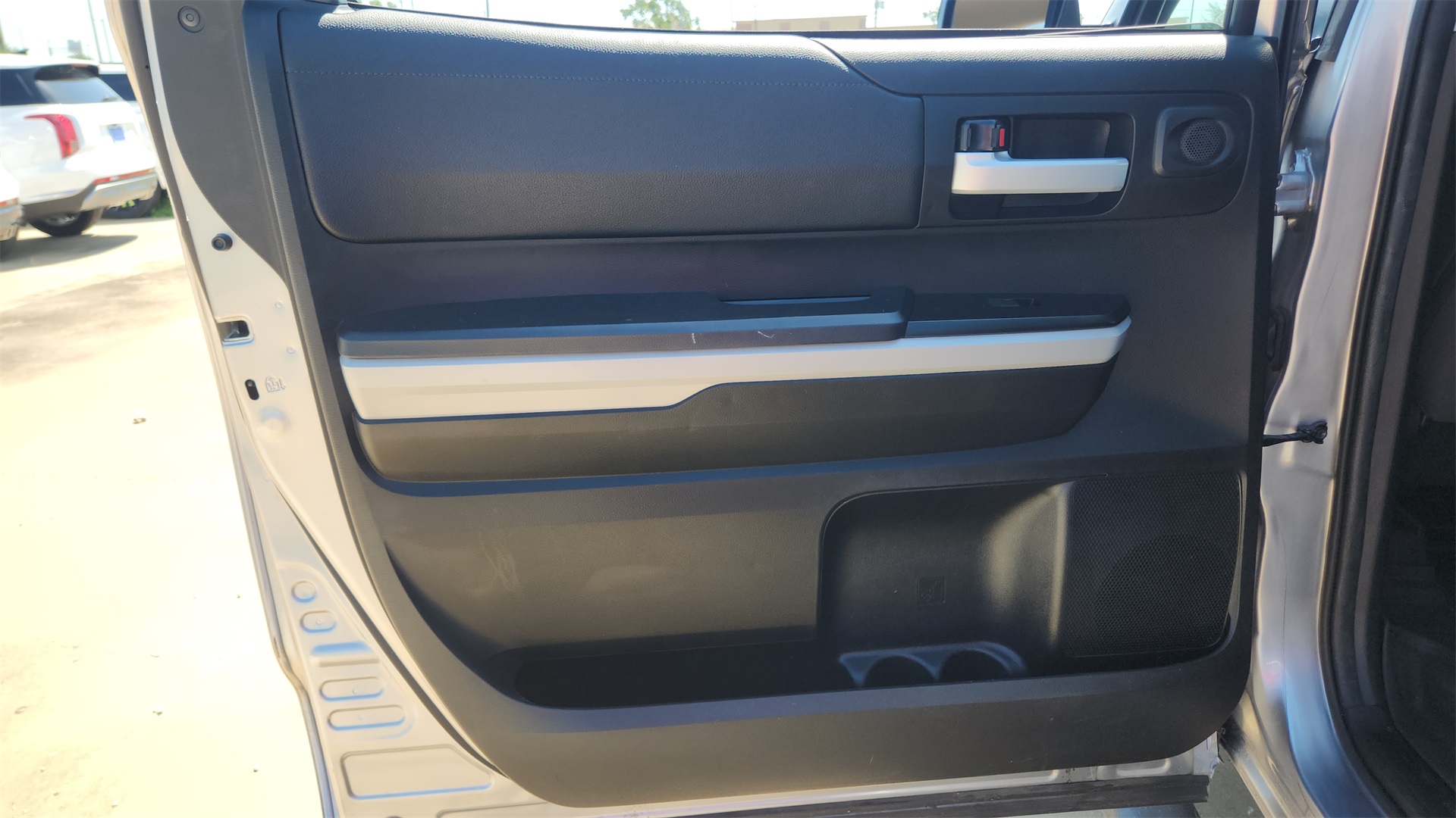 Vehicle image 16 of 31