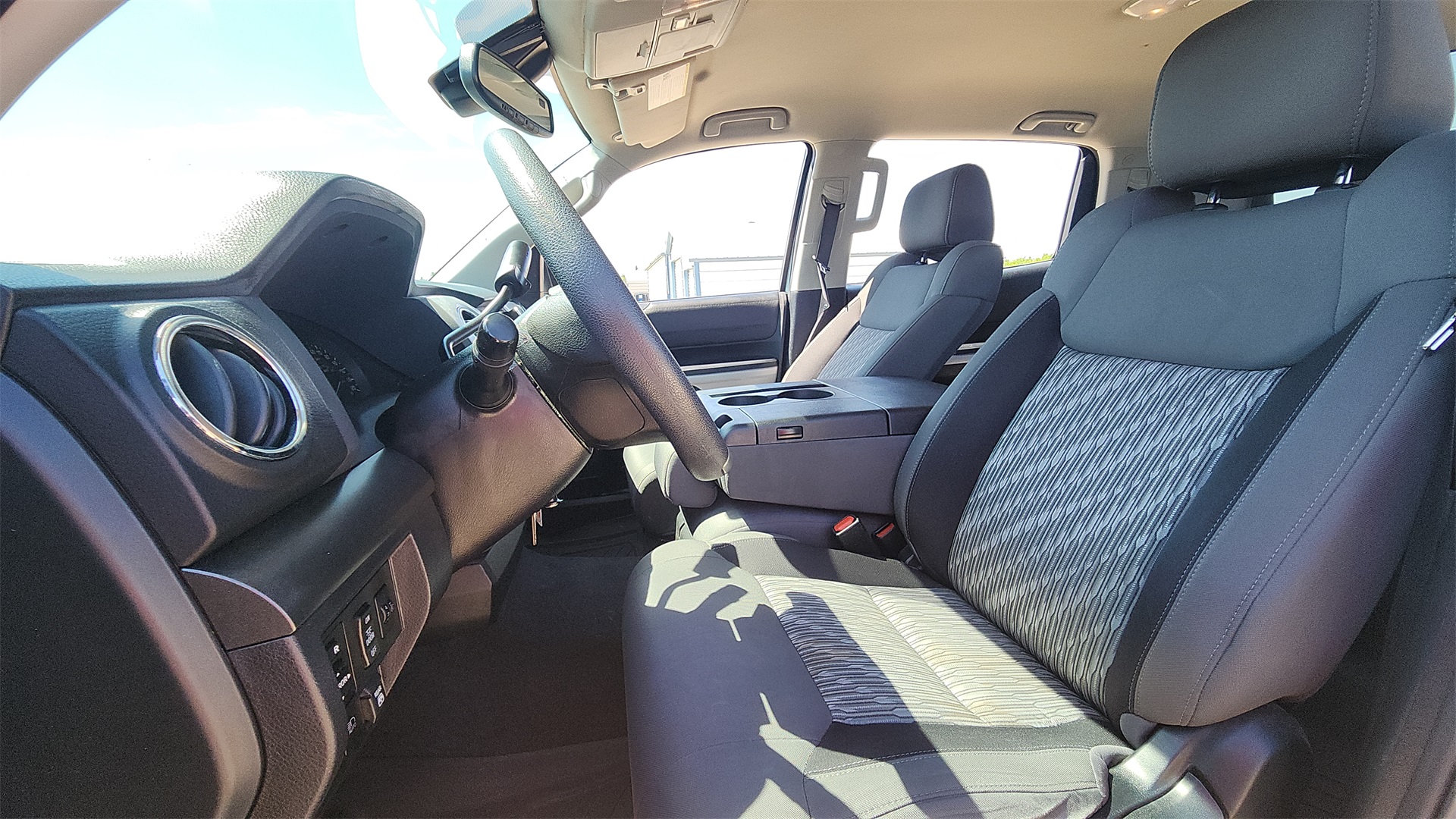Vehicle image 10 of 31