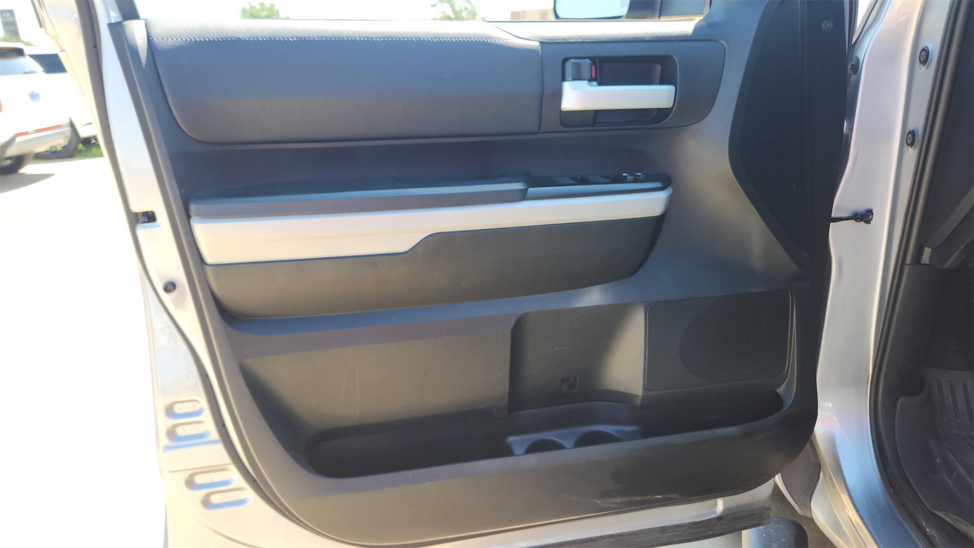 Vehicle image 14 of 31