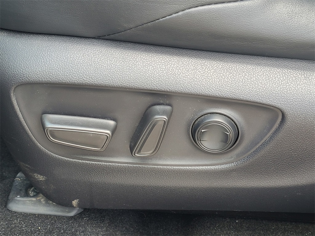 Vehicle image 38 of 40