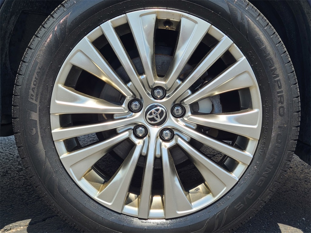 Vehicle image 11 of 40