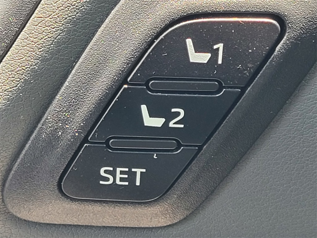 Vehicle image 37 of 40