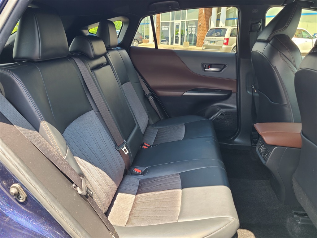Vehicle image 16 of 40