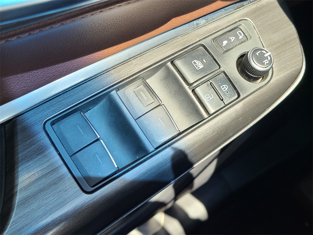 Vehicle image 32 of 40