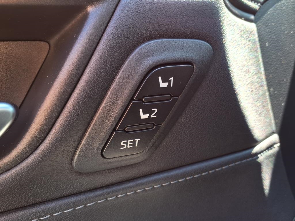 Vehicle image 16 of 20