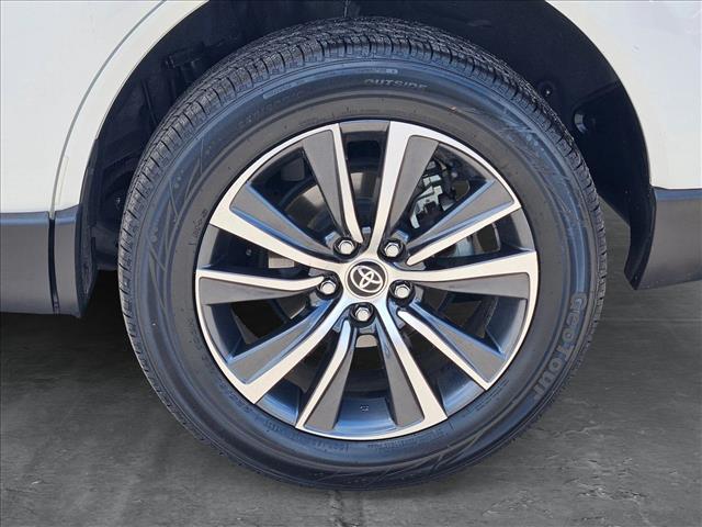 Vehicle image 23 of 24