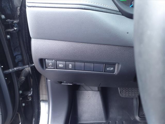 Vehicle image 14 of 22