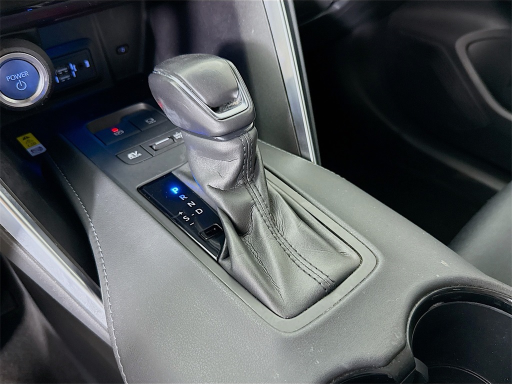 Vehicle image 16 of 33