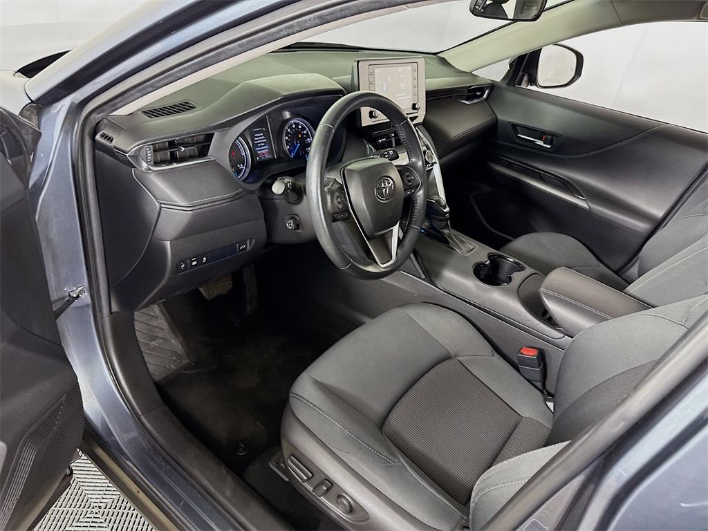 Vehicle image 22 of 33
