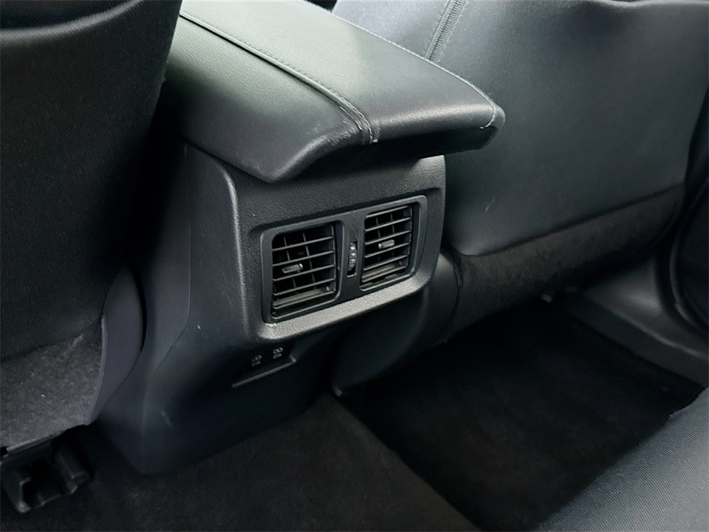 Vehicle image 25 of 33
