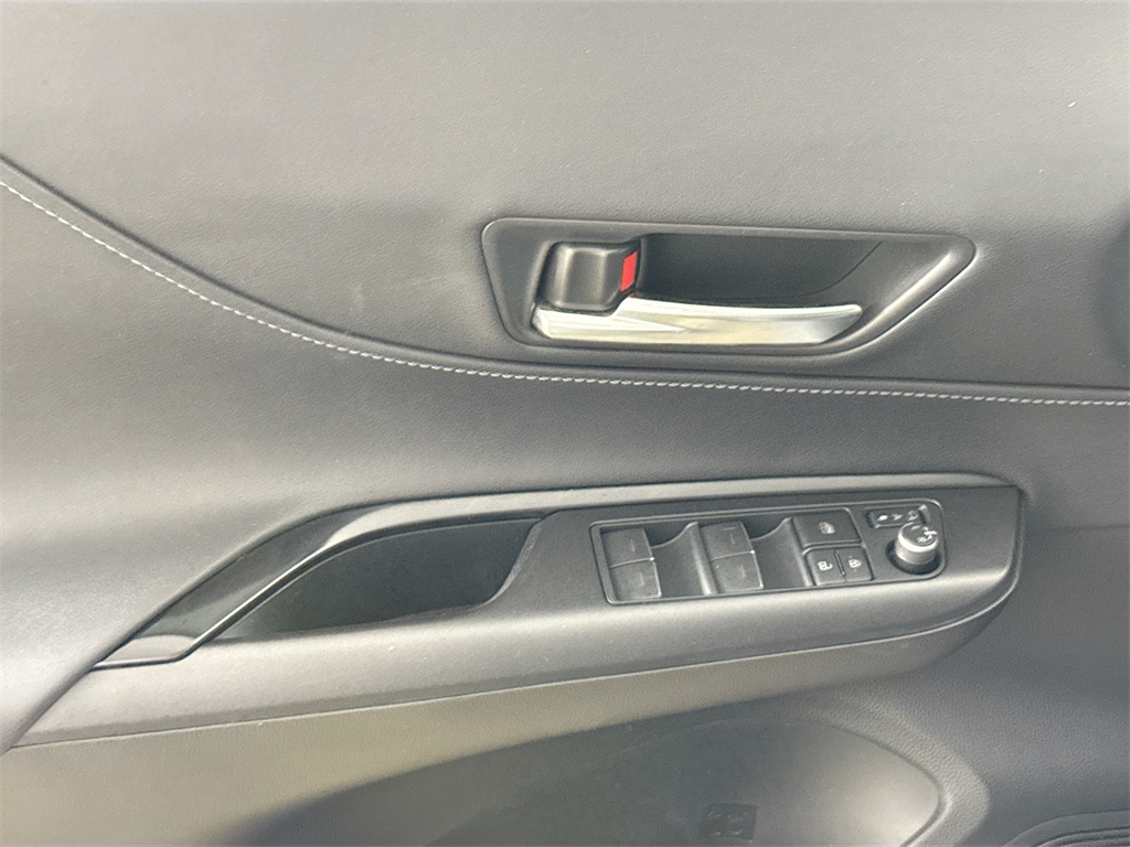 Vehicle image 17 of 33