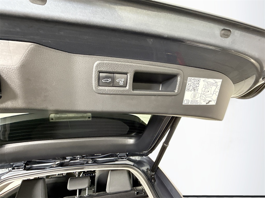 Vehicle image 28 of 33