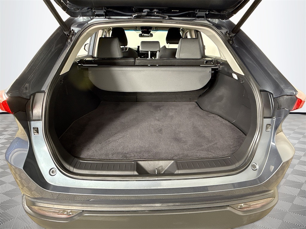 Vehicle image 27 of 33