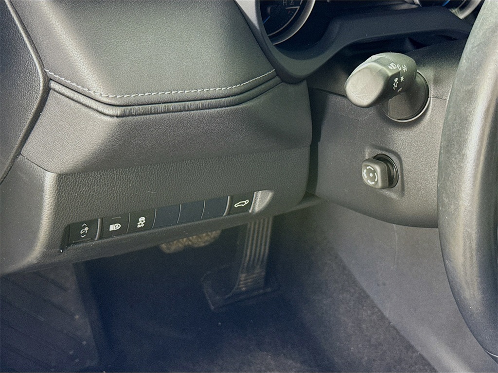Vehicle image 10 of 33