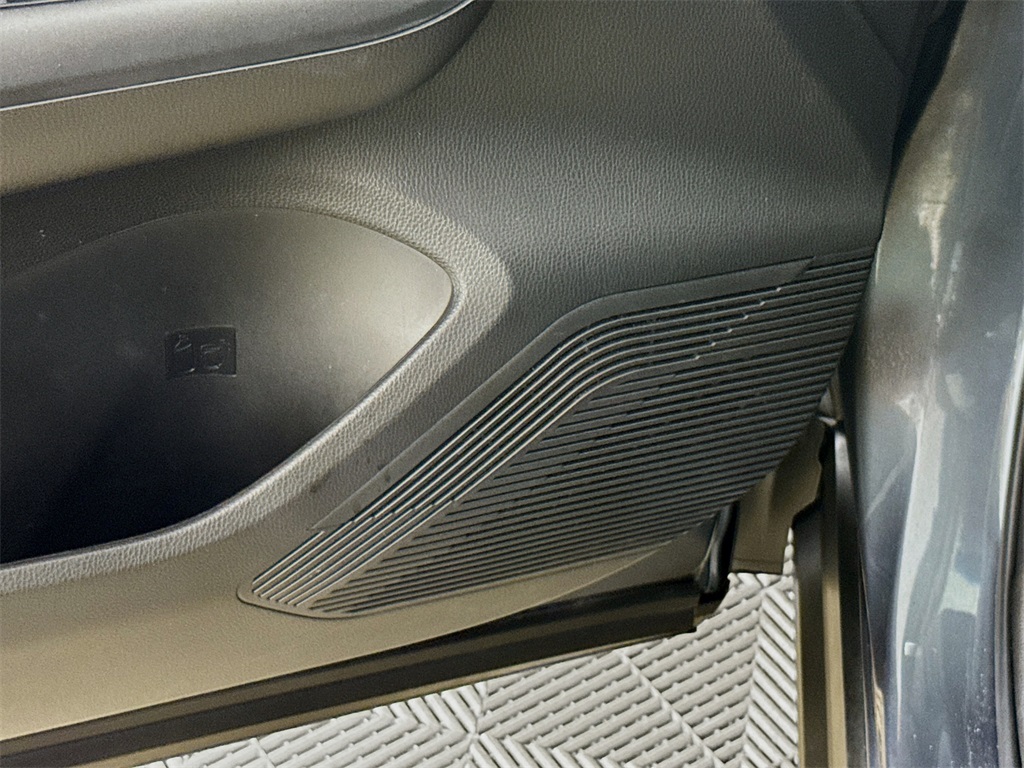 Vehicle image 18 of 33