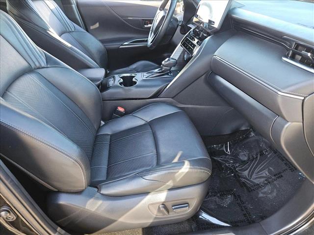 Vehicle image 21 of 25