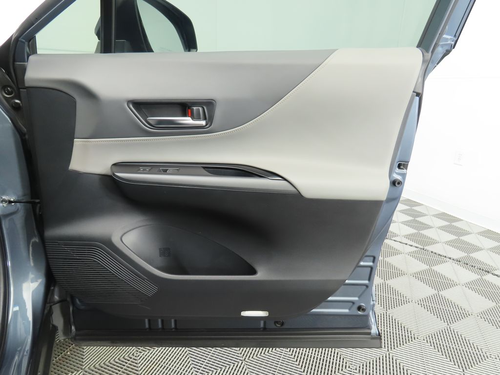 Vehicle image 25 of 35