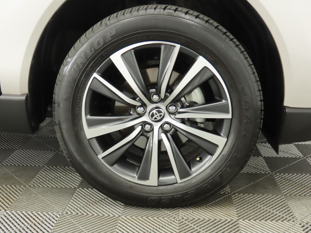 Vehicle image 33 of 35