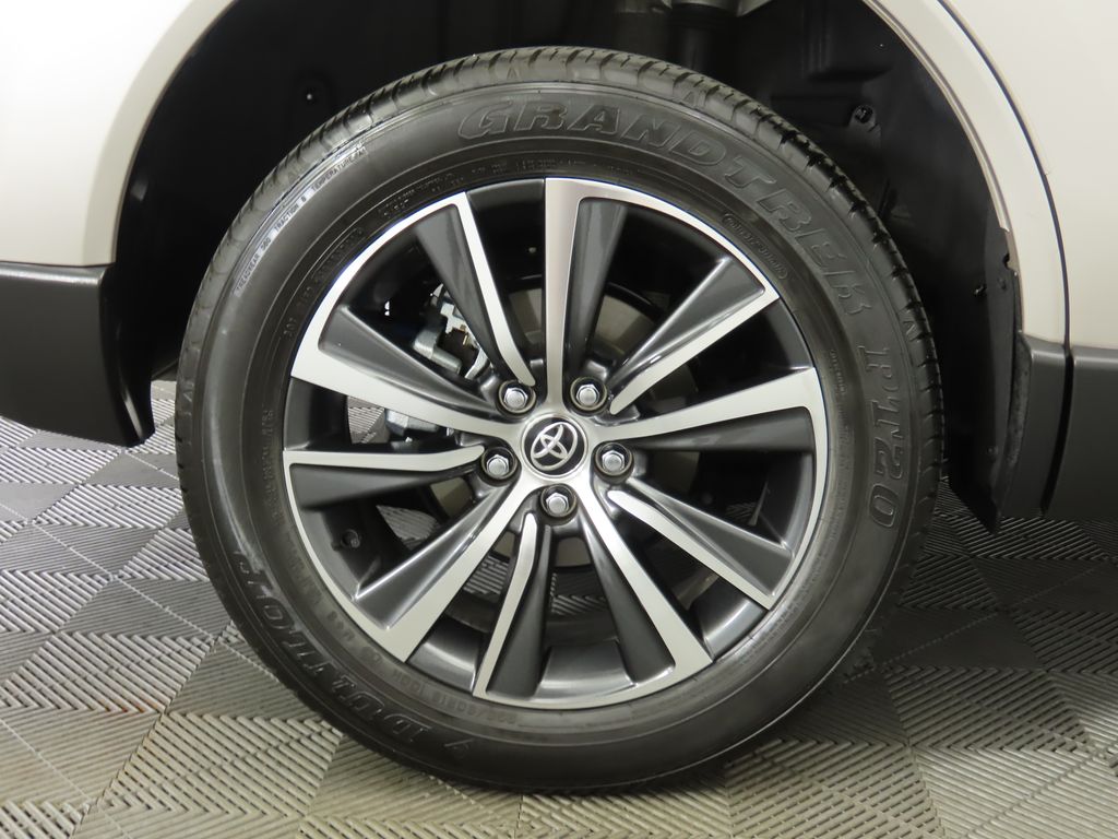 Vehicle image 32 of 35