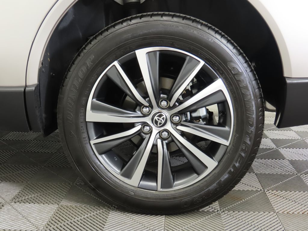 Vehicle image 31 of 35