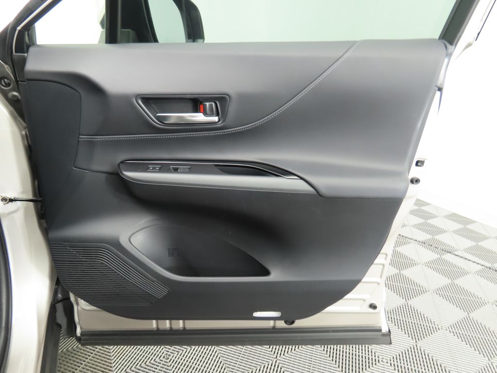 Vehicle image 25 of 35