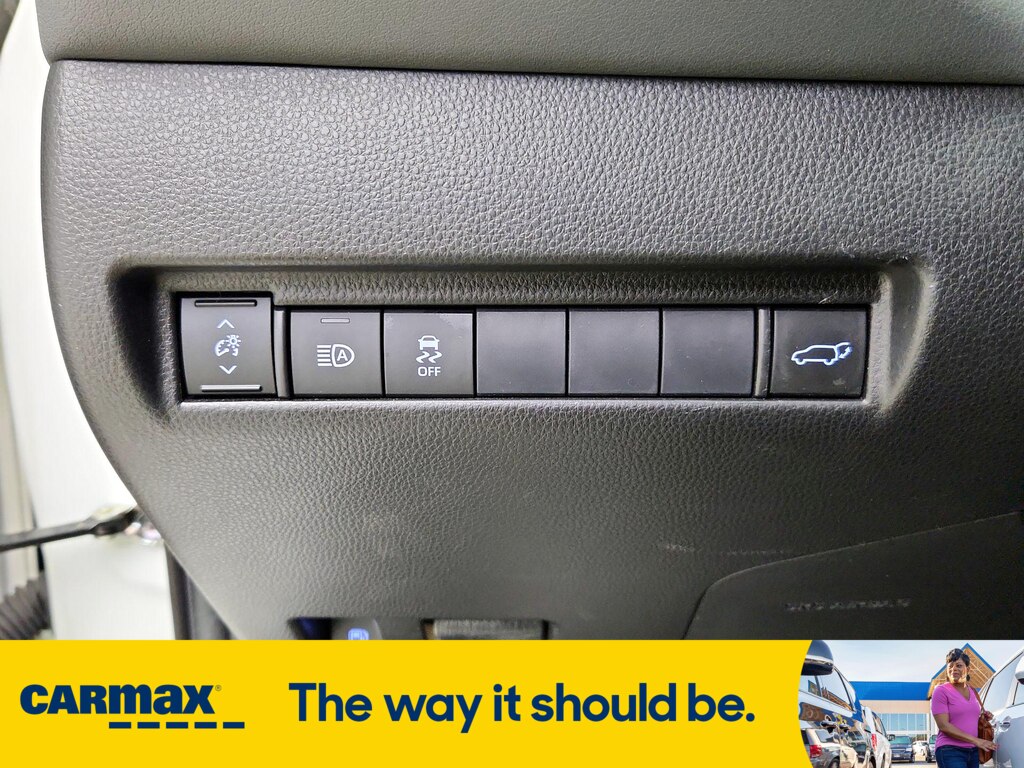 Vehicle image 17 of 30