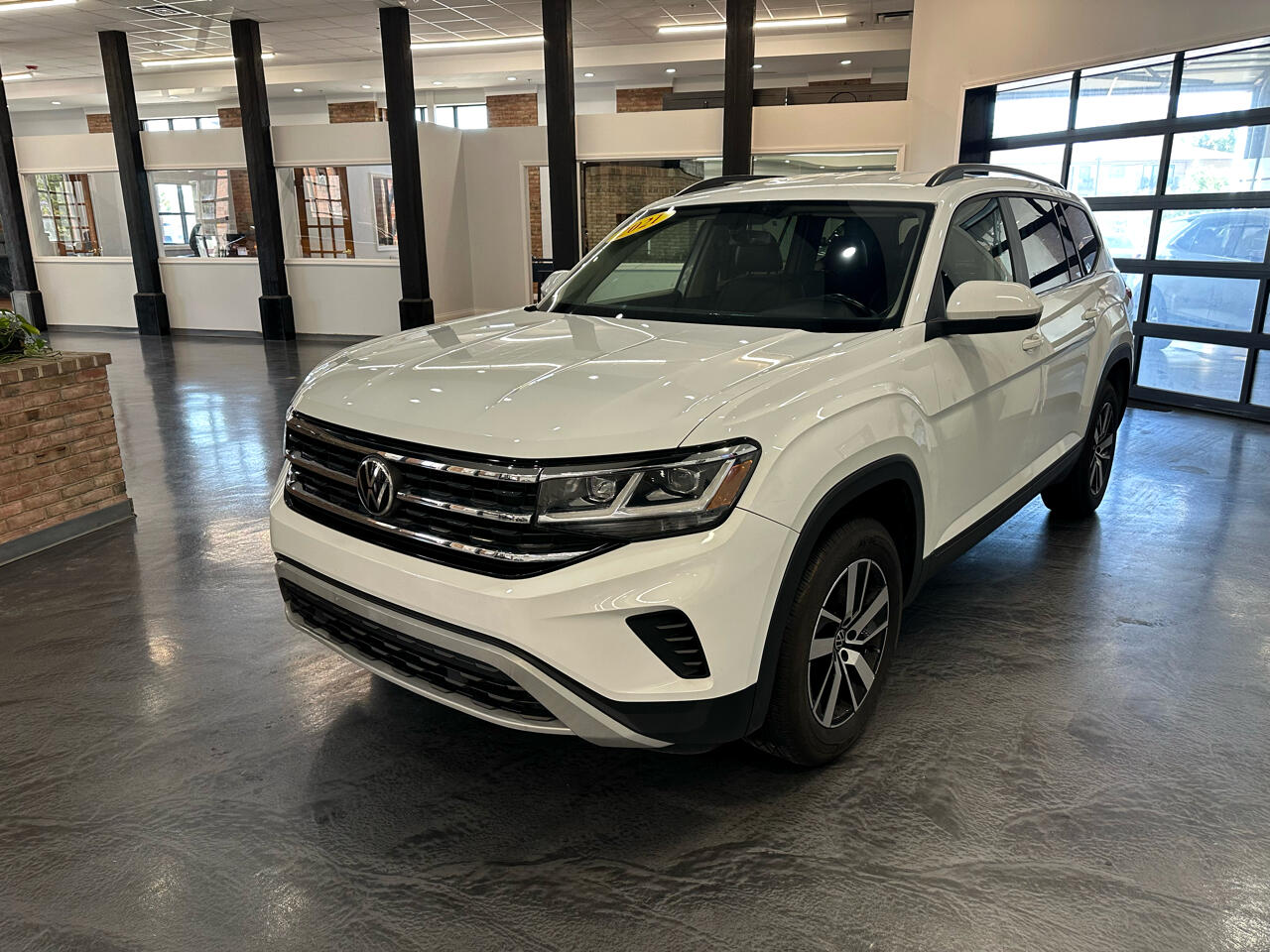 2021 Volkswagen Atlas 2.0T SE Image 2 of 29