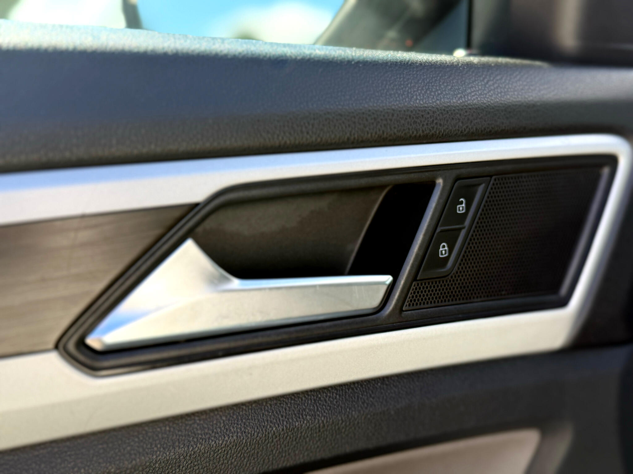 Vehicle image 27 of 43
